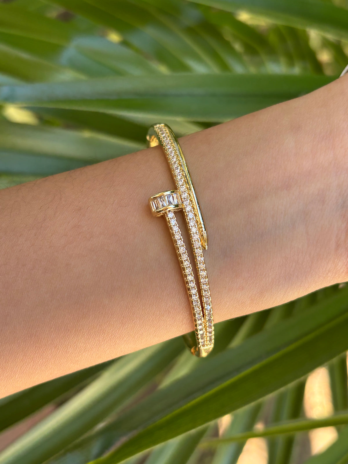 102-A gold bracelet clavo