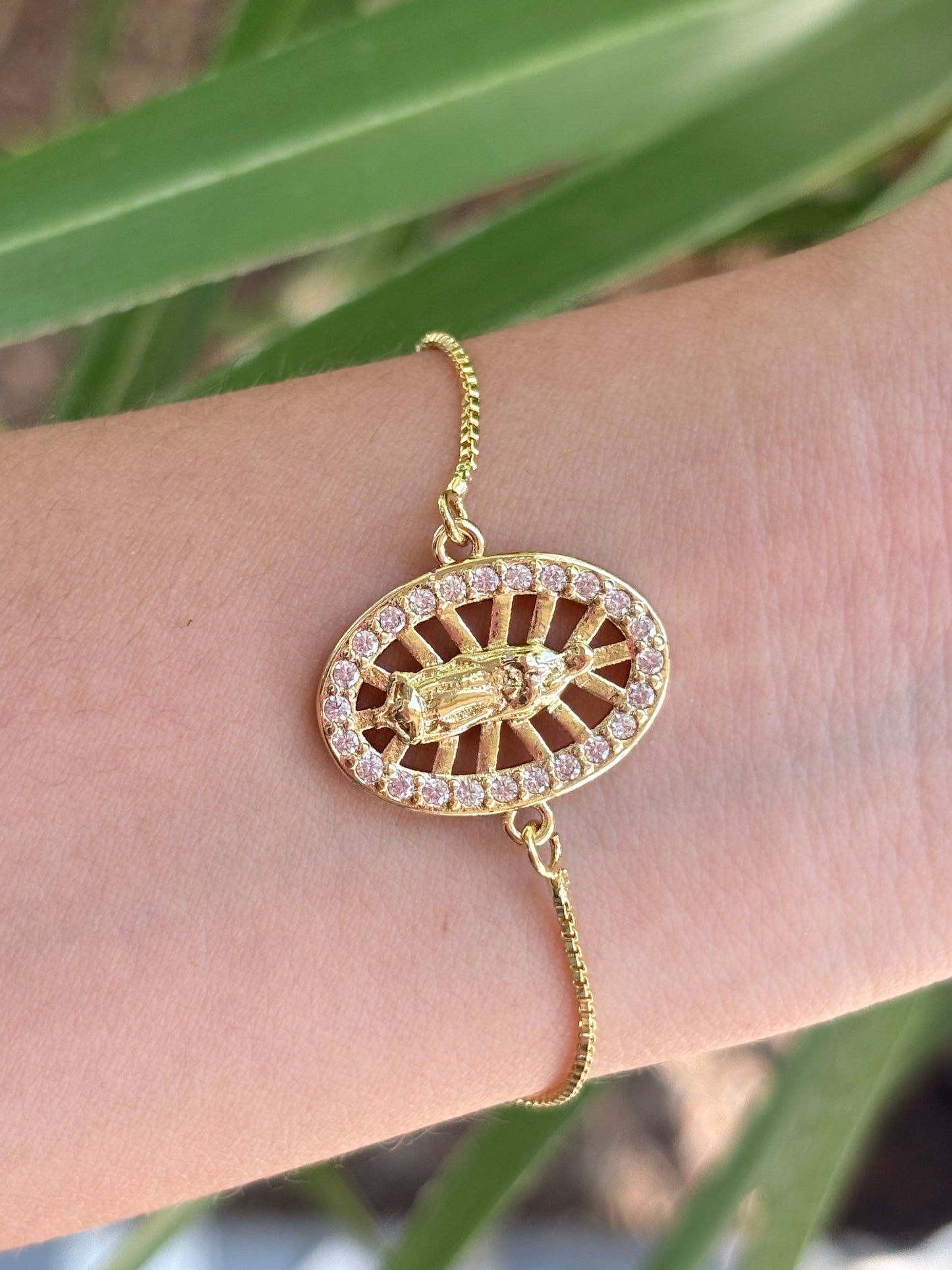 Ajustable Virgen oval bracelet